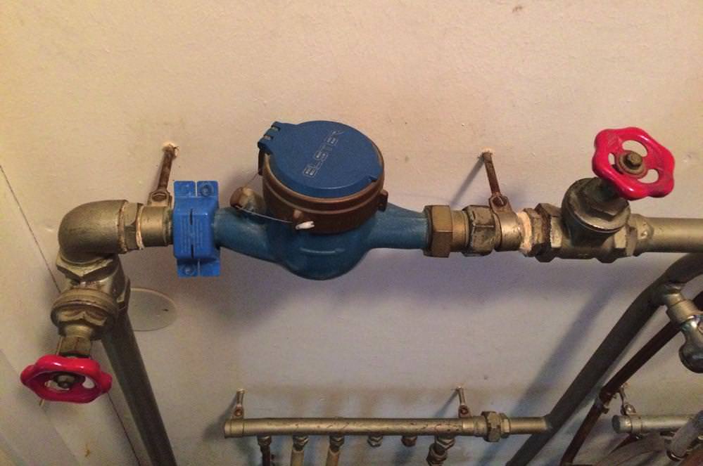 Byte av vattenmätare i bostadshus. Danviken Nacka Kommun