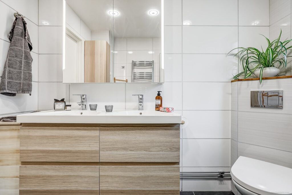 Byte av Kakelplattor i Badrum. Sköndal Larsboda